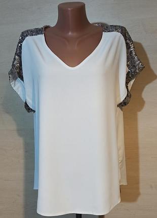 Біла блузка з паєтками по плечу та по рукаву.dorothy  perkins