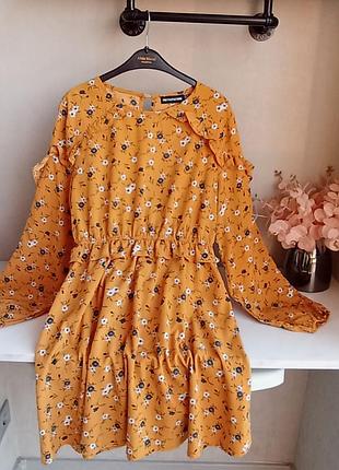 Платье в мелкий цветочек, расширенный рукав.