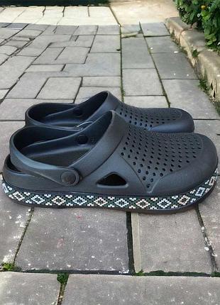 Розпродаж! якісні, стильні, зручні крокс/сабо чорного кольору з орнаментом