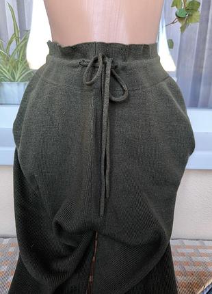 Трикотажные штаны цвета хаки. стильные штаны с манжетами.