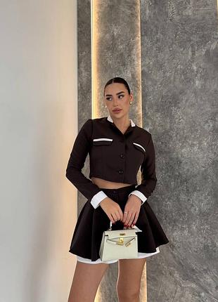 Костюм состоит из пиджака и юбки-шорты