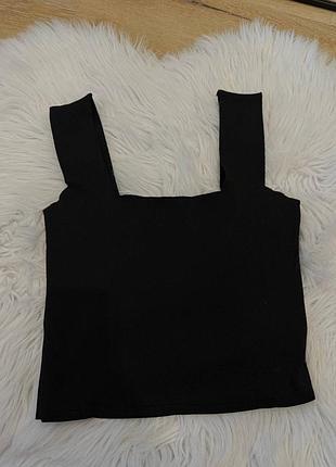 Чорний топ з широкими шлейками