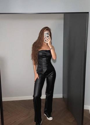Шкіряні жіночі чорні брюки штани прямого крою українського бренду.