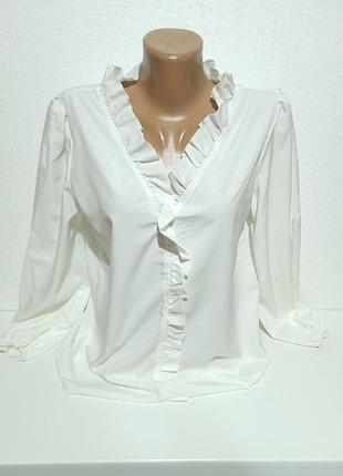 Эффектная блуза с рюшами.