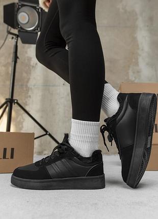 Зимові жіночі кросівки чорні на хутрі