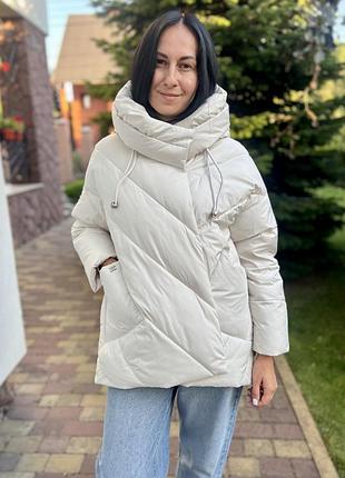 Зимова куртка з астметричним краєм молочного кольору 42-50