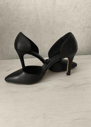 Стильные женские черные туфли.