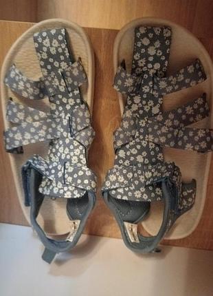 Босоніжки дівчинка