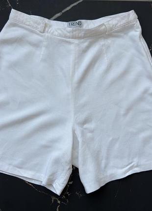 Класичні білі шорти з високою посадкою