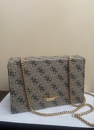 Сумочка в стилі guess на ланцюжку коричнева