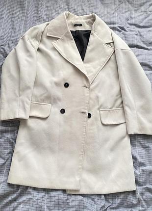 Пальто молочне , розмір s, можна і на m