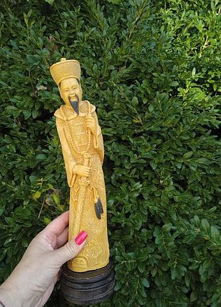 Статуэтка  японский император из смолы на деревянной базе в отличном состоянии