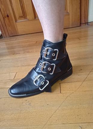 Ботинки отделаны пряжками