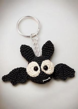 Вʼязаний брелок амігурумі «кажан»