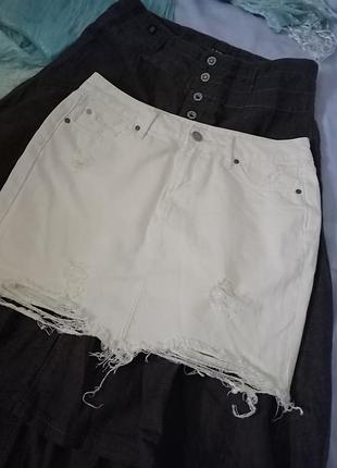 Стильная рваная белая джинсовая юбка, 26разм,40-44,articles of society.