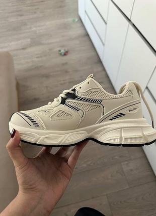 Кросівки жіночі