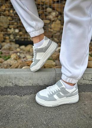 Кросівки жіночі