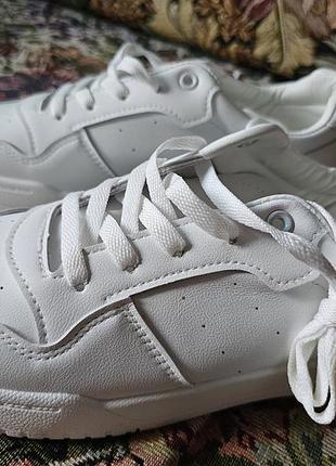 Кроссовки белые. натуральная кожа
легкие, мягкие, удобные
