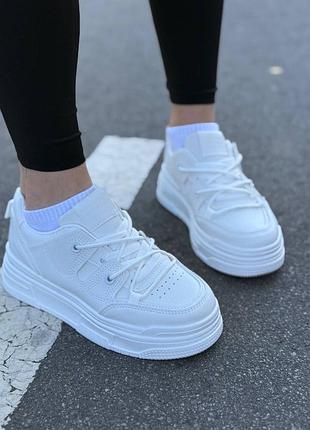 Кросівки жіночі