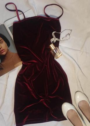 Элегантное бархатное платье размера s