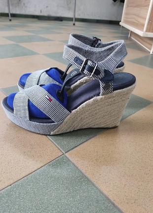 Босоножки на танкетке tommy hilfiger