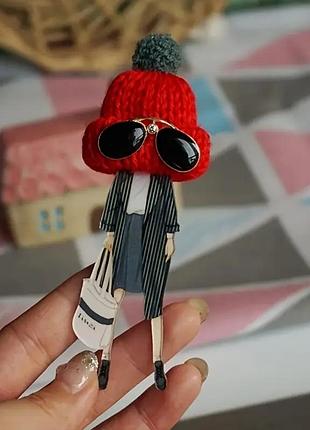 Брошка модниця в шапці акрилова брошка модниця в окулярах