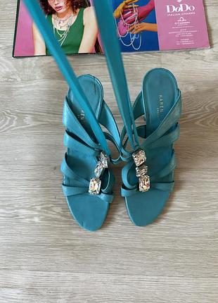 Шкіряні яскраві шльопанці в каменях