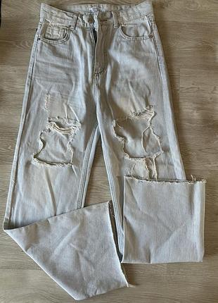 Широкие светлые джинсы