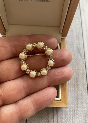 Елегантна брошка перли стрази