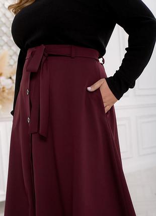 Юбка женская средней длины миди из костюмной ткани, а-силуэта, с карманами, с текстильным поясом, батал, плюс сайз,  бордовая