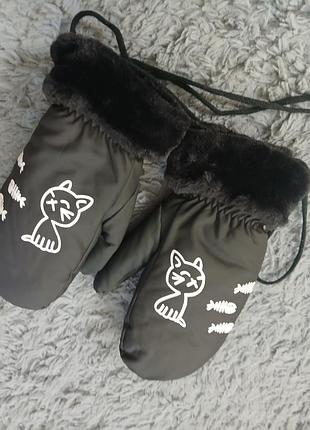 Зимние варежки с котом на шнурке
