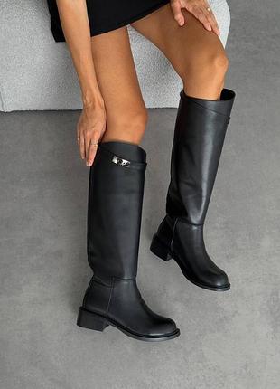 Чоботи-труби чорні чоботи з ремінцем чоботи-труби класичні чорні чобітки високі чобітки-труби класичні чоботи з ремінцем чоботи з ремінцями