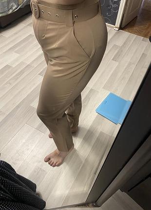 Брюки з ременем  бежевого кольору в розмірі л-хл.