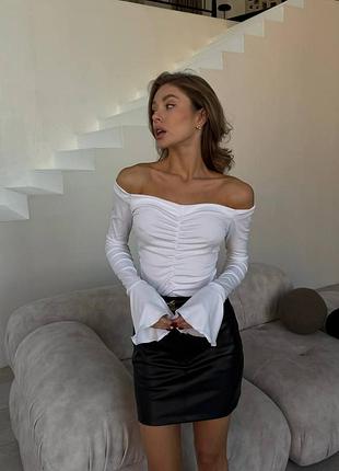 Білий лонгслів з розкльошеними рукавами