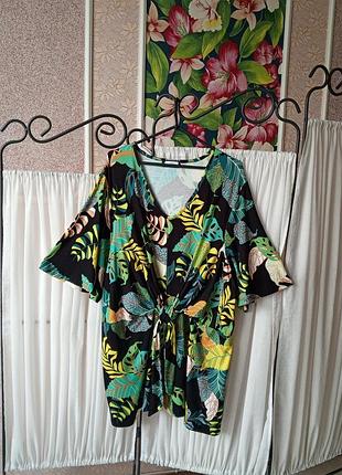 Красива подовжена блуза в принт з зав'язкою.