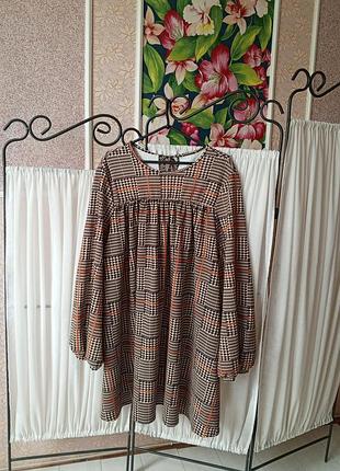 Стильне об'ємне плаття в гусячу лапку.