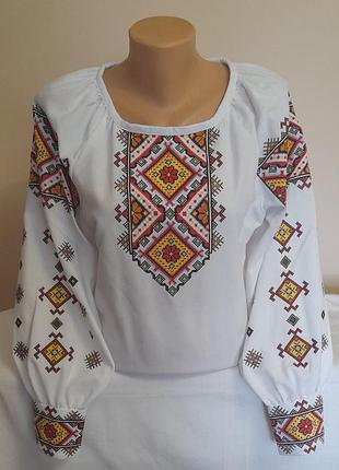 Вишиванка з традиційним орнаментом