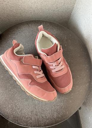 Легкі кросівки