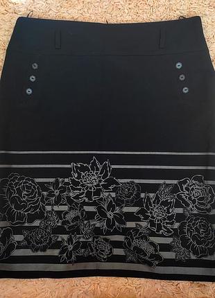 Класична юбка з оригінальним орнаментом.