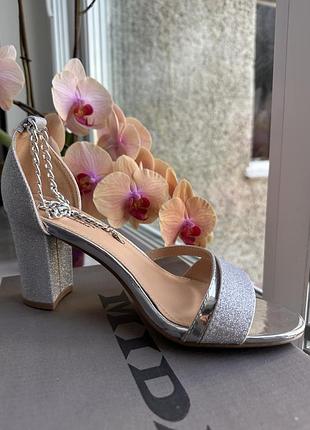 Нові босоніжки