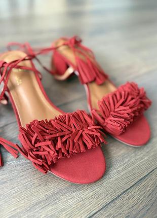 Босоніжки чорвоні