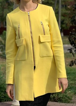 Жовте пальто zara