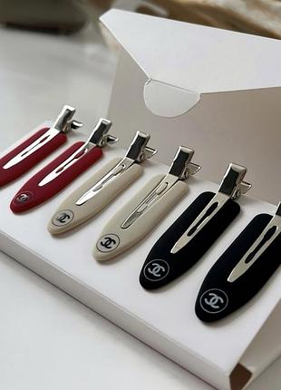 Набір шпильок для волосся, імовірно, бренду chanel, судячи з логотипу на них.