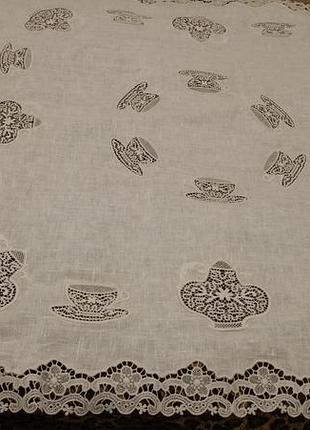 Скатерть с ажурной вышивкой.