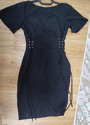 Платье со шнуровкой на талии