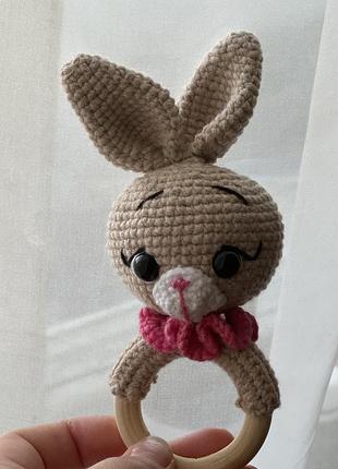 Вязане брязкальце і зайка