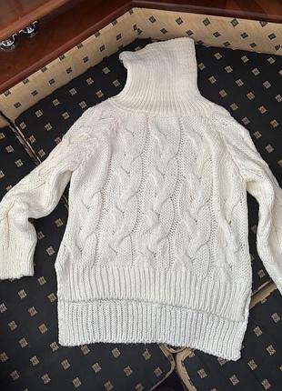 Білий светр