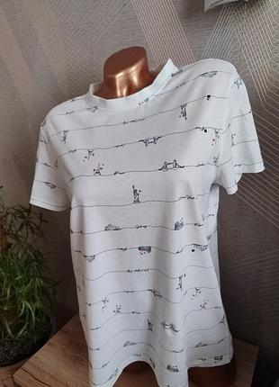 Красивая футболка в принт