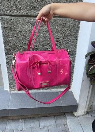 Розовая сумка бочонка, с ручками и ремешком на плечо