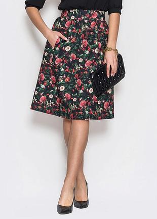 Габардиновая юбка-миди с цветочным принтом.